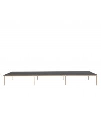Stół biurowy Linear System Table Muuto - konfiguracja 3, czarny blat z nanolaminatu/ABS, dębowa podstawa