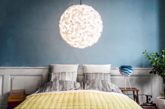 Lampa Lora XL zaaranżowana w sypialni, Pufa Design