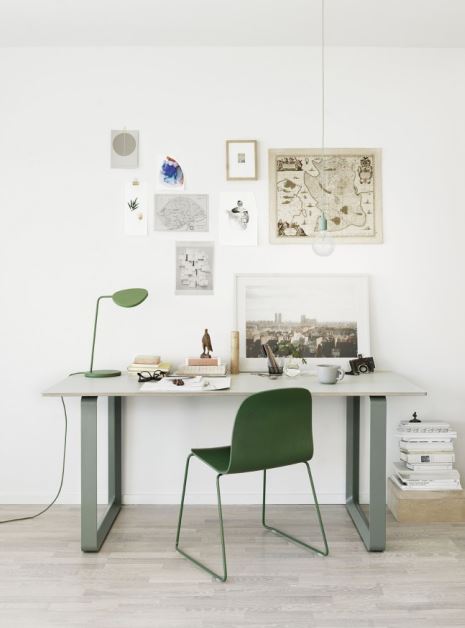 Zielona aranżacja biura domowego z lampą Leaf, Muuto, Pufa Design