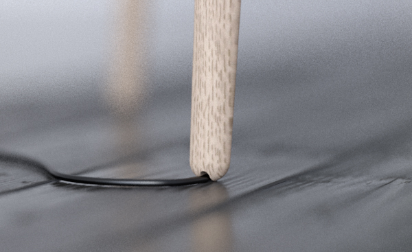 Kabel dyskretnie wyprowadzony jest w nodze stolika My Spot, Pufa Design 